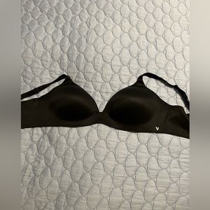 Victoria Secret black Wire free bra in size 38DD. Never worn.